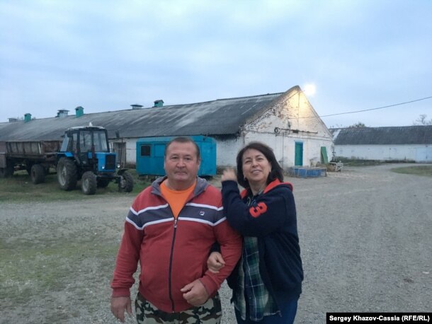 Фермеры Наталья и Николай Поздняковы рядом со своей птицефабрикой. Курганинский район