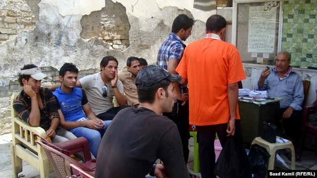 Young unemployed Iraqis gather at a coffee shop in Baghdad. (file photo)