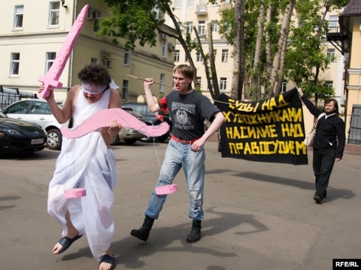 Акция арт-группы 'Бойня' у Таганского суда в Москве, 29 мая 2009 г