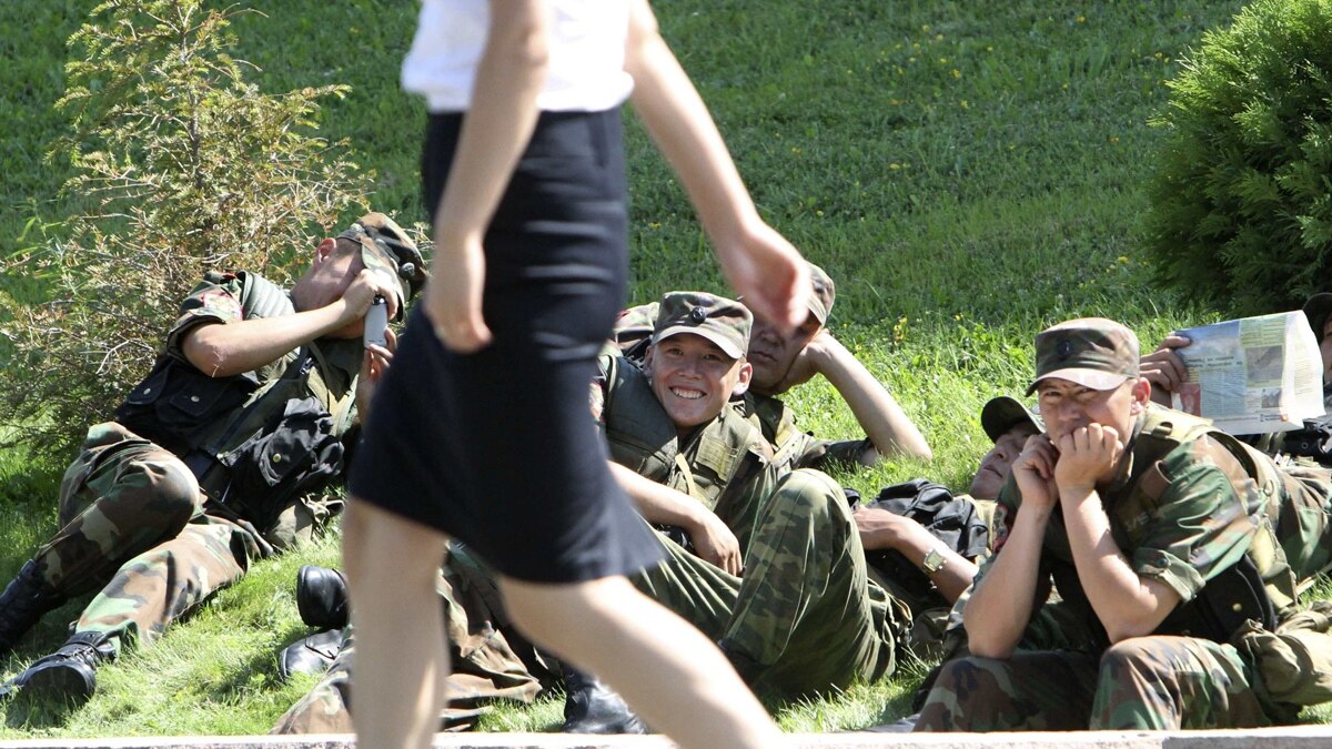 Голая девушка зажигает в армии фотографии