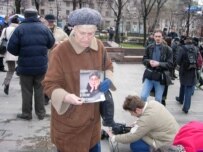 A woman holds a portrait of Politkovskaya at today's rally (RFE/RL)