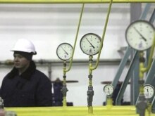 Russia --  A worker monitors valves at Gazprom's Yuzhno-Russkoye gas field, 18Dec2007