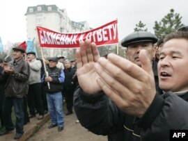 Бириккен элдик кыймыл былтыр март айында да бийликтин саясатына каршы митинг уюштурган. 2009-жылдын 27-марты.