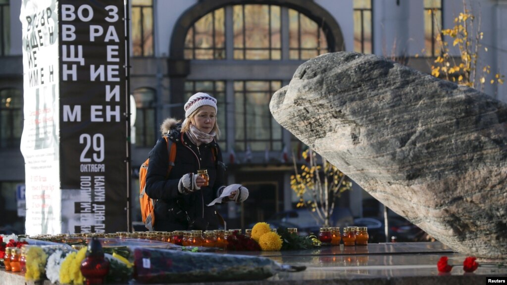 Muscovites Remember Victims Of Stalins Purge 