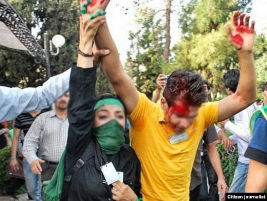 İranda xarici agentliklərin müxbirlərinə küçə nümayişlərindən məlumat verməyə icazə vermirlər. Bu işi iranlılar özləri görür