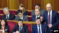 Украина премьер-министрі Арсений Яценюк (оң жақта) парламент отырысында сөйлеп тұр. Киев, 16 ақпан 2016 жыл.