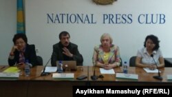 Участники пресс-конференции о задержаниях в Казахстане 21 мая 2016 года. Алматы, 24 мая 2016 года.