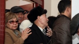 Жаңаөзен сотын көруге келген жұрт. Ақтау, 27 наурыз 2012 жыл.