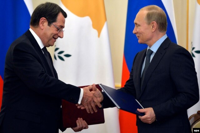 Президент Росії Володимир Путін (праворуч) та президент Кіпру Нікос Анастасіадіс. Москва, лютий 2015 року