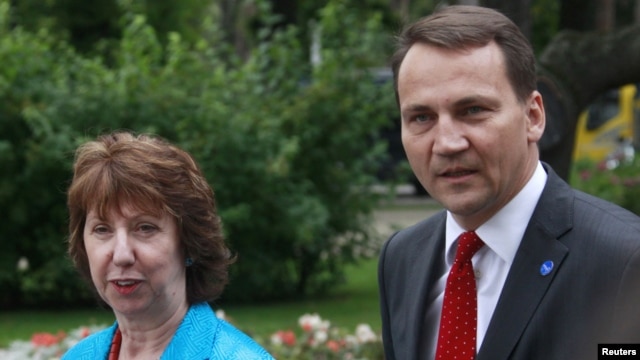 Polish Foreign Minister Radoslaw Sikorski with EU foreign policy chief Catherine Ashton at a meeting for EU foreign ministers in 2011.