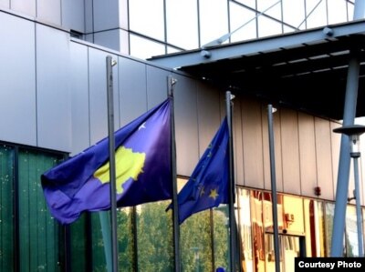 Zastave ispred zgrade Vlade Kosova u Prištini, avgust 2010