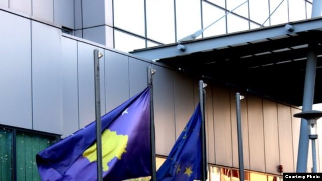 Zastave ispred zgrade Vlade Kosova u Prištini, avgust 2010