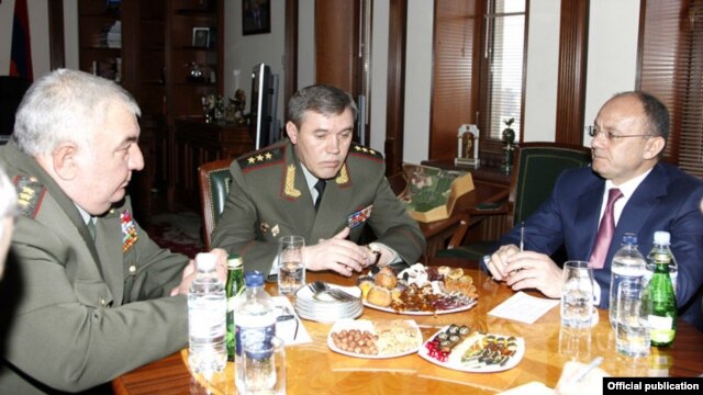 Armenia - Seyran Ohanian (R), Armenian Minister of Defence, Valery Gerasimov (C), Chief of Russian Armed Force's General Staff, and Yuri Khachaturov, Chief of Armenian Armed Force's General Staff, meet in Yerevan,15Feb,2013