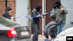 Бельгия полициясы терроризмге қарсы операция кезінде. Брюссель, сәуір 2016 жыл.