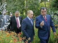 Russian President Vladimir Putin (center) with his Tajik counterpart, Emomali Rakhmon (AFP)