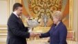 Президент Янукович зустрів президента Литви з букетом троянд