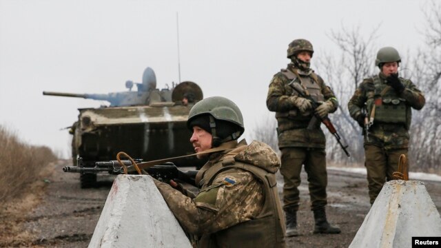 Украинские военные в окрестностях Дебальцева, февраль 2015 года