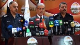 محافظ كركوك نجم الدين كريم (وسط) وقيادات أمنية في مؤتمر صحفي بكركوك