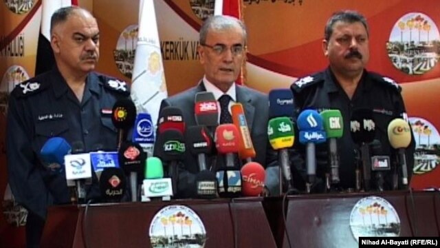 محافظ كركوك نجم الدين كريم (وسط) وقيادات أمنية في مؤتمر صحفي بكركوك