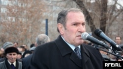 Opposition leader Levon Ter-Petrossian speaks to supporters on January 8.