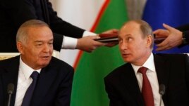 Президент России Владимир Путин (справа) и президент Узбекистана Ислам Каримов во время подписания двусторонних документов о сотрудничестве. Москва, 15 апреля 2013 года.
