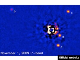 Четвертая планета в системе HR 8799 получила обозначение 'е', три другие планеты открыты в 2008 году; обозначение 'a' закреплено за центральной звездой 