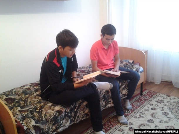 Жатақханаларында отырған студенттер. Алматы, 22 қыркүйек 2015 жыл. (Көрнекі сурет)