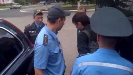 Belarusian policеmen detain journalist near city of Svetlahorsk, 31May20120