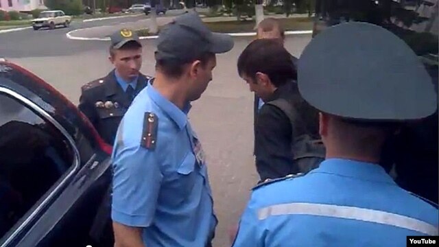 Belarusian policеmen detain journalist near city of Svetlahorsk, 31May20120