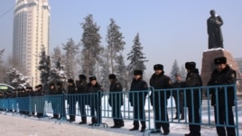 Оппозиция жиыны өтетін күні Абай ескерткішін қоршауға алған полиция күштері. Алматы, 28 қаңтар 2012 ж.