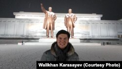 Казахстанец Валихан Карасаев на фоне памятников Ким Ир Сену и Кем Чен Иру. Пхеньян, 9 января 2016 года.
