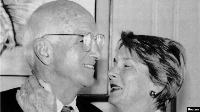 Joseph Murray, kirurgu i parë që transplantoi veshkën me bashkëshorten, Bobby, San Francisko, 1990 
