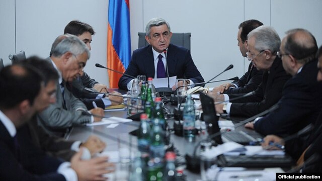 Armenia - President Serzh Sarkisian (C) criticizes the state of public healthcare in Armenia at a meeting with senior government officials in Yerevan, 29Sep2012.