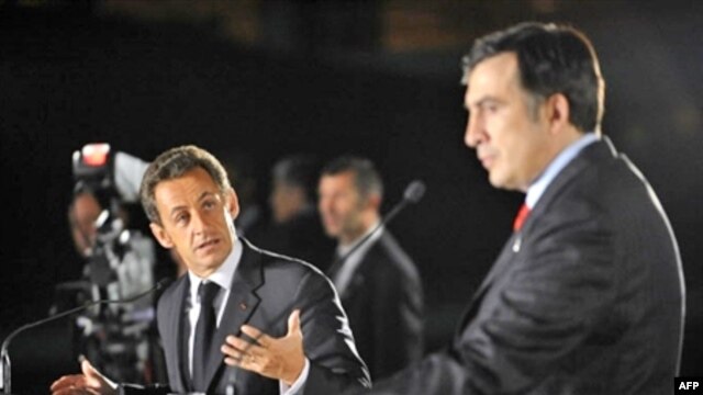 French President Nicolas Sarkozy (left) and his Georgian counterpart, Mikheil Saakashvili, after they signed an agreement on the Georgian conflict in Tbilisi.