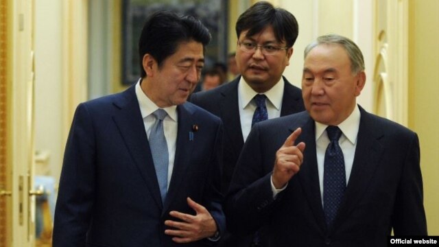 Қазақстан президенті Нұрсұлтан Назарбаев (оң жақта) пен Жапония премьер-министрі Синдзо Абэ (сол жақта). Астана, 27 қазан 2015 жыл.