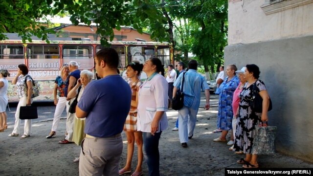 Эвакуация людей, перекрытые дороги, работа взрывотехников - в Симферополе  водителю показалось, что его машина заминирована фото 4