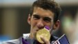 Michael Phelps sa svojom 19. olimpijskom medaljom, 31. jul 2012.