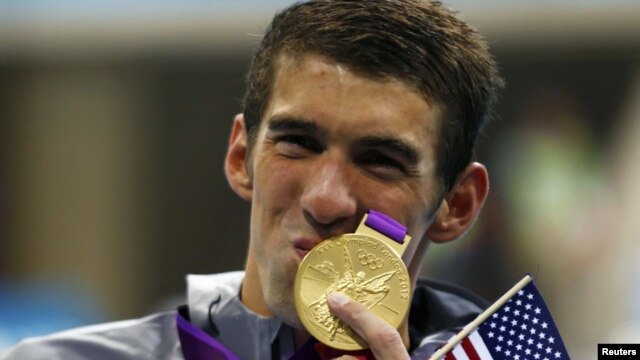 Michael Phelps sa svojom 19. olimpijskom medaljom, 31. jul 2012.