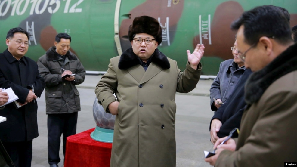 Soltüstik Koreya basşısı Kim Çen In (ortada) yadrolıq poligonda. 9 naurız 2016 jıl.