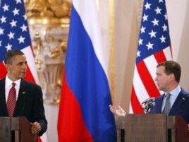 Президенты Обама и Медведев на подписании Нового СНВ в Праге 8 августа 2010.