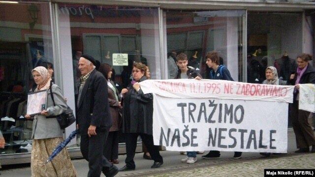Svakog 11. u mjesecu Srebreničani šetnjom u Tuzli podsjećaju da još tragaju za svojim nestalim članovima porodica.