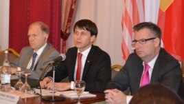 Ambasadorii William Moser și Dirk Schuebel, alături de ministrul justiției