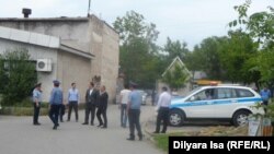 Жерге қатысты жиын өтеді деген маңайды бақылап жүрген полицейлер. Шымкент, 28 сәуір 2016 жыл. (Көрнекі сурет)