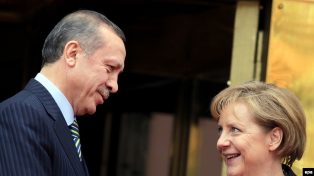 Turkish Prime Minister Recep Tayyip Erdogan (left) meets with German Chancellor Angela Merkel.