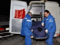 Emergency workers removing Zimin's body (ITAR-TASS)