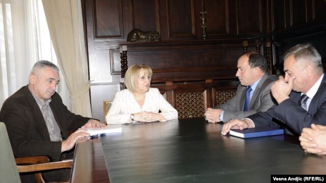 Serbian parliament speaker Slavica Djukic-Dejanovic (second from left) meets with leaders of four Serbian municipalities in Kosovo in Belgrade on March 6.