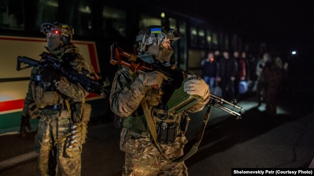 Українські військові на місці обміну полоненими, 26 грудня 2014 року