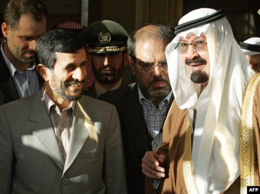 محمود احمدی‌نژاد به هنگام دیدار از عربستان سعودی
 در اسفند ماه ۸۵