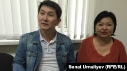 Азаматтық белсенді Лұқпан Ахмедьяров пен адвокаты Жанар Балғабаева сотта отыр. Орал, 19 мамыр 2016 жыл.