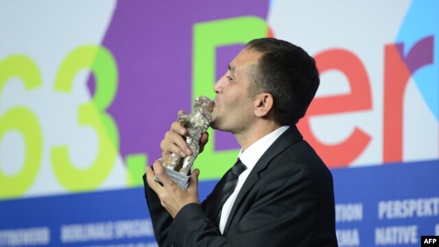 Nazif Mujić na dodjeli Zlatnog medvjeda za najboljeg glumca, Berlinale, 2013.